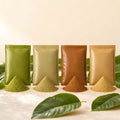 Kratom Mix-Set: vier Tüten mit Red-, Green-, White- und Gold-Vein-Pulver à 250 g nebeneinander (KI-generiertes Symbolbild)
