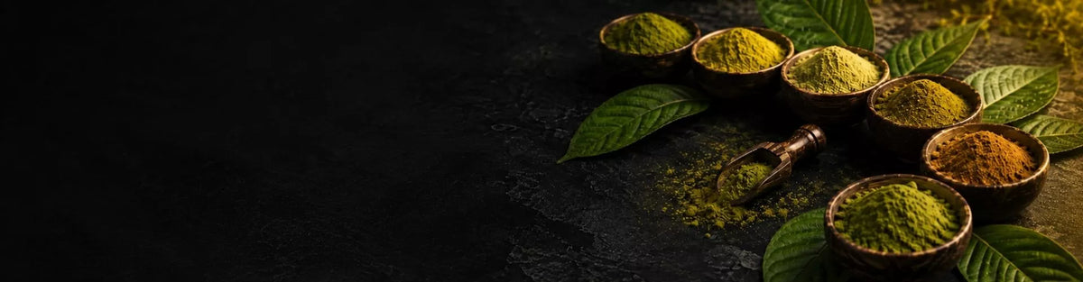 Sechs kleine Kratom-Pulver-Portionen in Holzschälchen – KI-generiertes Symbolbild
