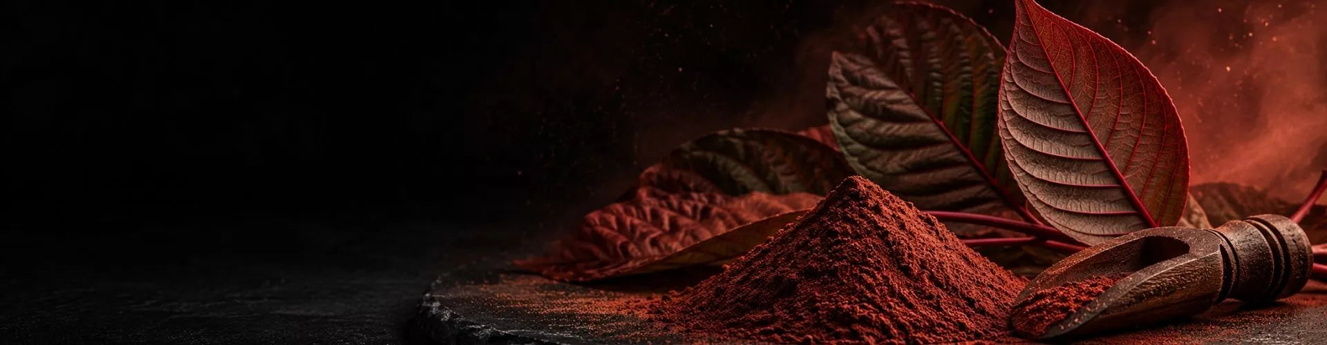 Rötlich-braunes Kratom-Pulver mit rot geaderten Blättern – KI-generiertes Symbolbild